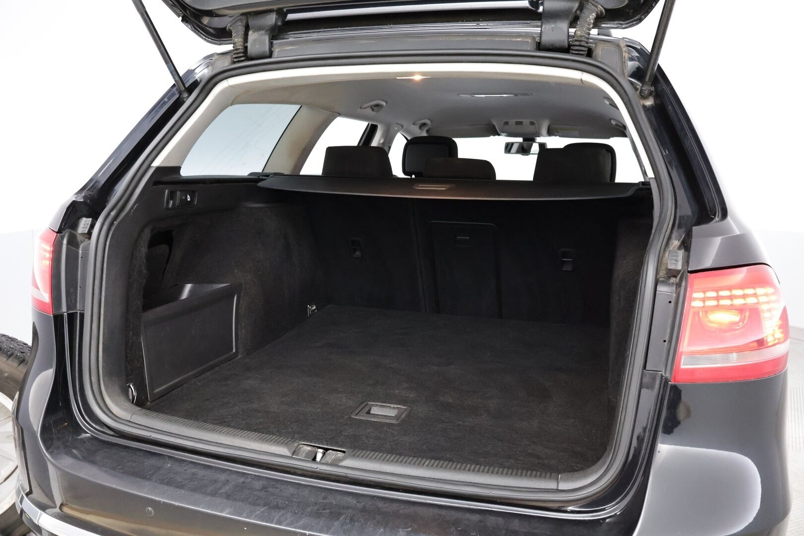 Volkswagen Passat 2013 Variant Comfortline 1,6 TDI 77 kW (105 hv) BlueMotion Technology DSG-automaatti - Suomiauto | Webasto | Vakkari | Peruutustutkat | Bi-Xenon | Navigointi | 2x Renkaat aluvantein! | Jakopää juuri tehty!