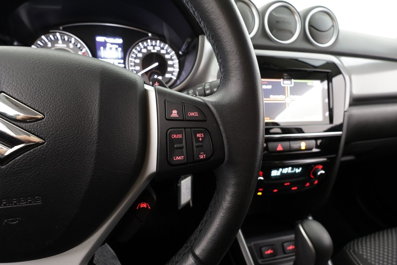 Suzuki Vitara 2019 112 BOOSTERJET 4WD GL+ 6AT * Suomi-auto / ACC / P.kamera / Lohkolämmitin / Koukku * - Kahdet renkaat aluvanteilla - HULLU BLACKWEEK KORKOTARJOUS 2,49%