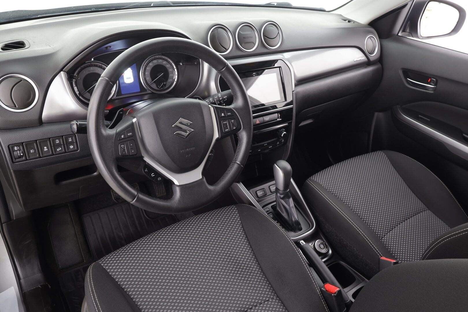 Suzuki Vitara 2019 112 BOOSTERJET 4WD GL+ 6AT * Suomi-auto / ACC / P.kamera / Lohkolämmitin / Koukku * - Kahdet renkaat aluvanteilla - HULLU BLACKWEEK KORKOTARJOUS 2,49%