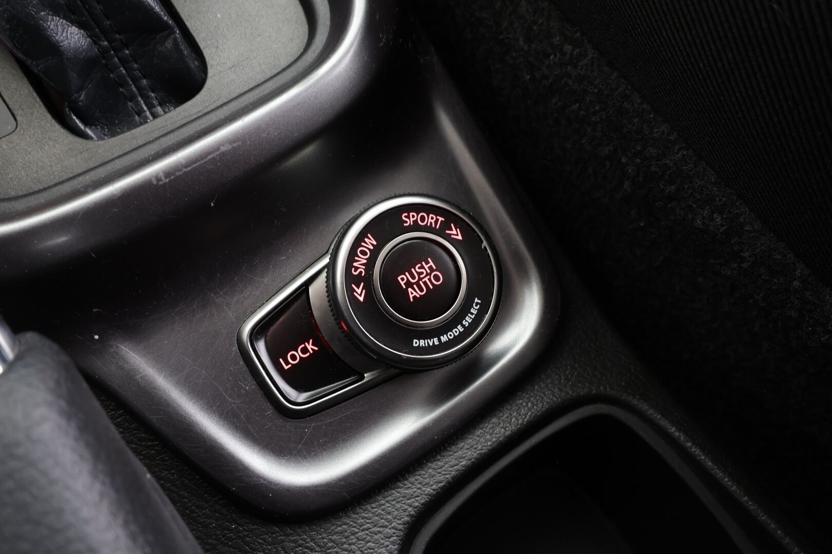 Suzuki Vitara 2019 112 BOOSTERJET 4WD GL+ 6AT * Suomi-auto / ACC / P.kamera / Lohkolämmitin / Koukku * - Kahdet renkaat aluvanteilla - HULLU BLACKWEEK KORKOTARJOUS 2,49%