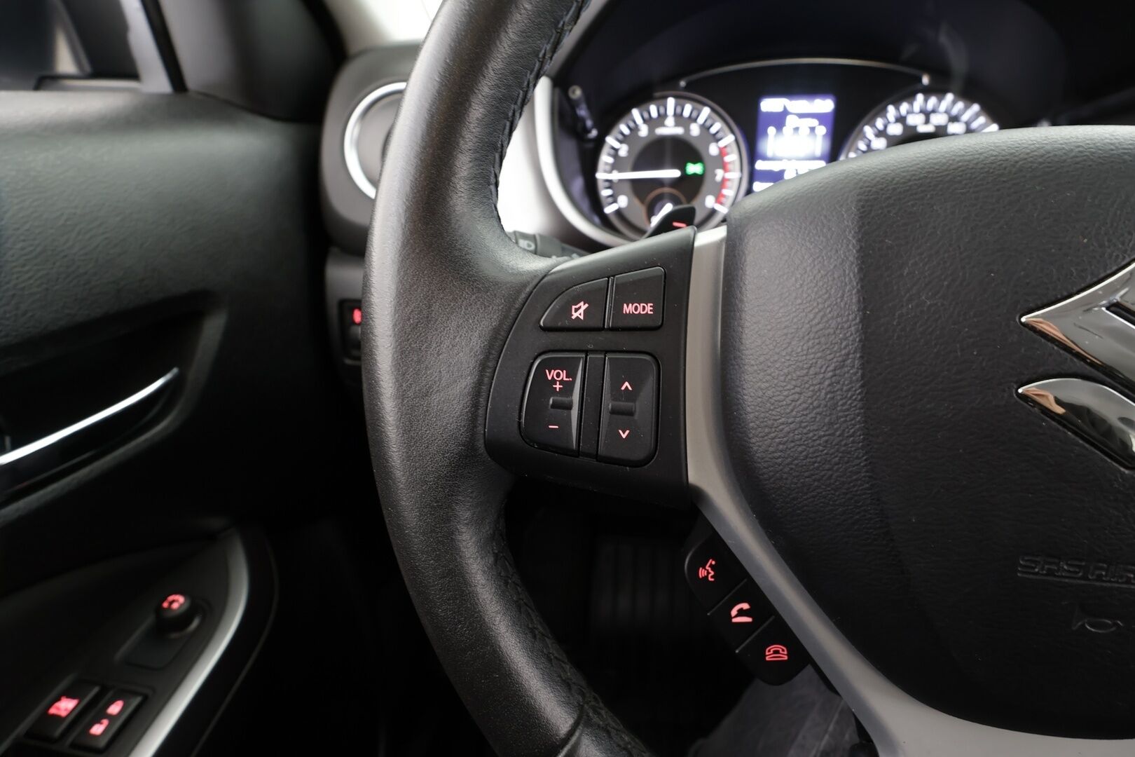 Suzuki Vitara 2019 112 BOOSTERJET 4WD GL+ 6AT * Suomi-auto / ACC / P.kamera / Lohkolämmitin / Koukku * - Kahdet renkaat aluvanteilla