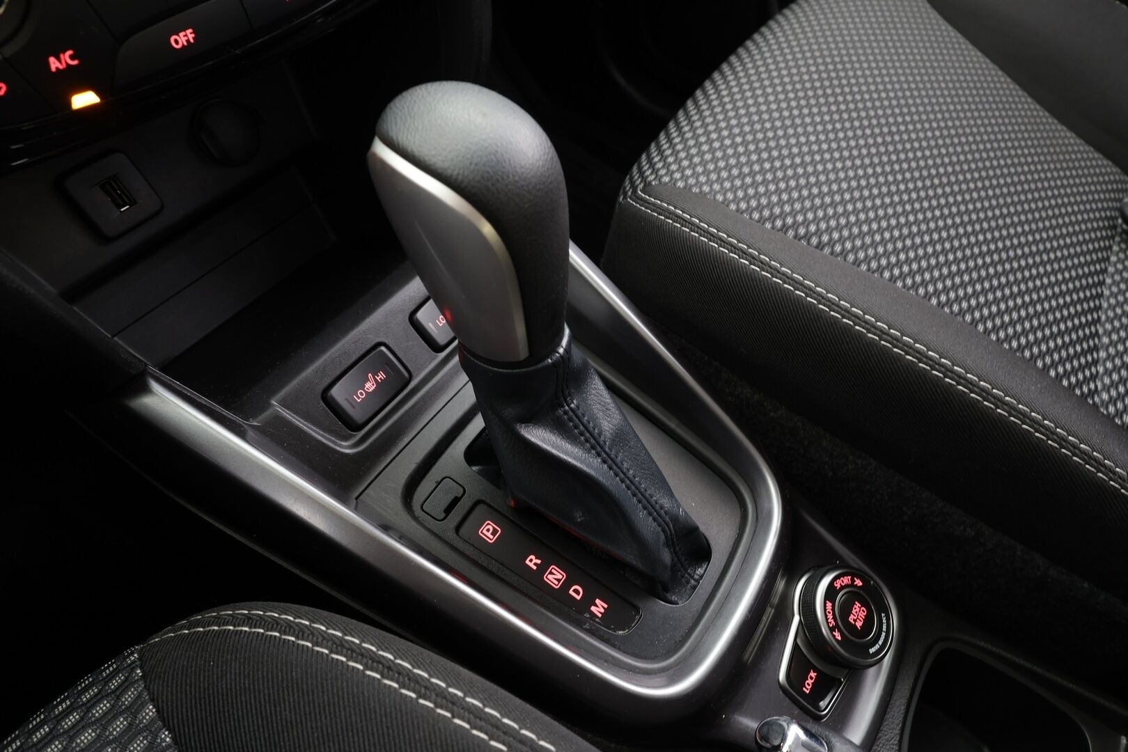 Suzuki Vitara 2019 112 BOOSTERJET 4WD GL+ 6AT * Suomi-auto / ACC / P.kamera / Lohkolämmitin / Koukku * - Kahdet renkaat aluvanteilla - HULLU BLACKWEEK KORKOTARJOUS 2,49%