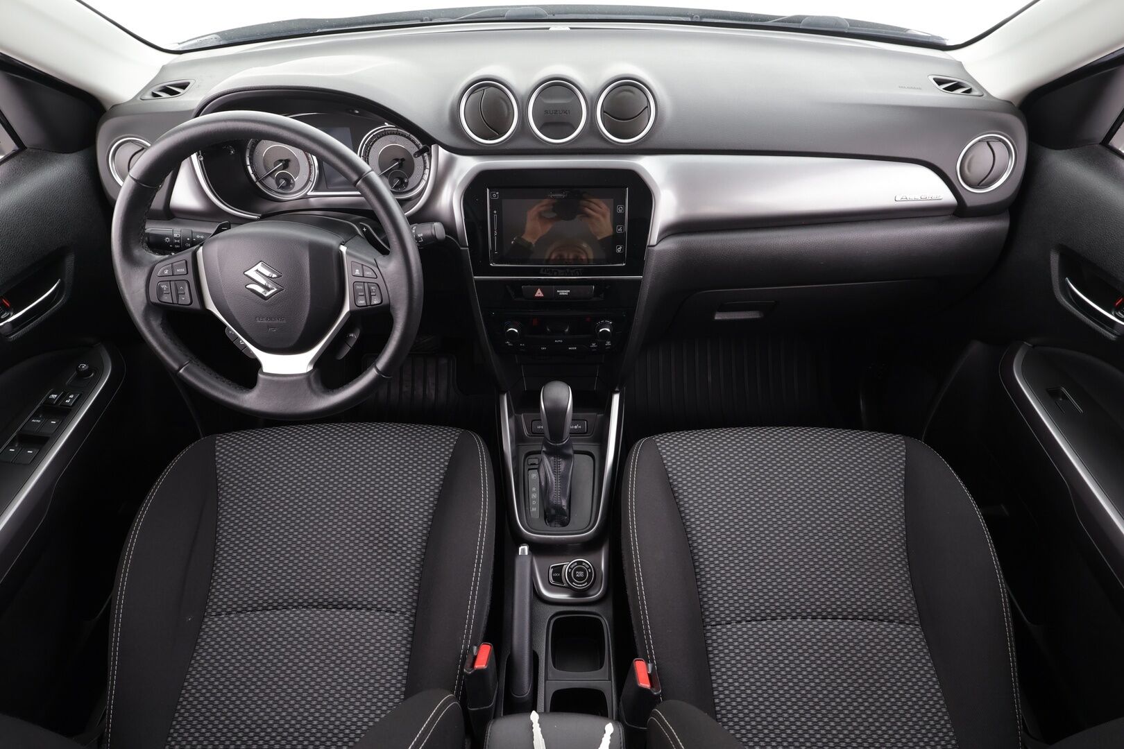 Suzuki Vitara 2019 112 BOOSTERJET 4WD GL+ 6AT * Suomi-auto / ACC / P.kamera / Lohkolämmitin / Koukku * - Kahdet renkaat aluvanteilla - HULLU BLACKWEEK KORKOTARJOUS 2,49%