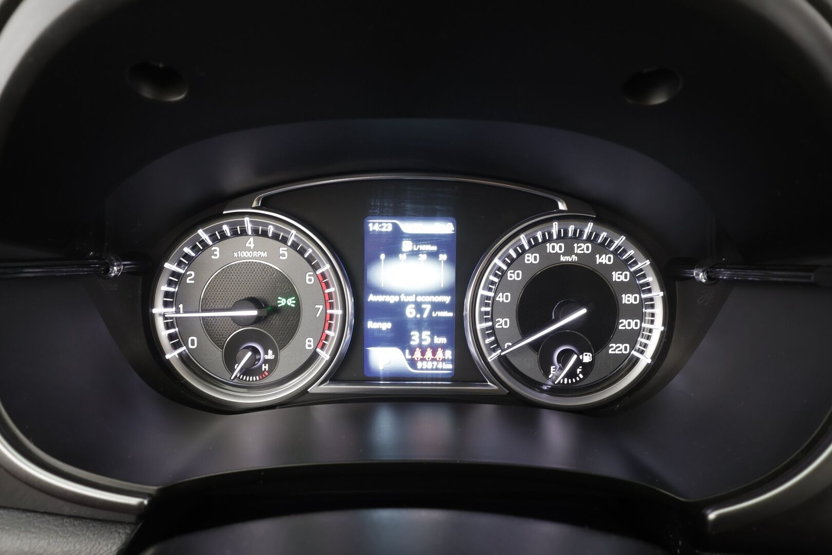 Suzuki Vitara 2019 112 BOOSTERJET 4WD GL+ 6AT * Suomi-auto / ACC / P.kamera / Lohkolämmitin / Koukku * - Kahdet renkaat aluvanteilla