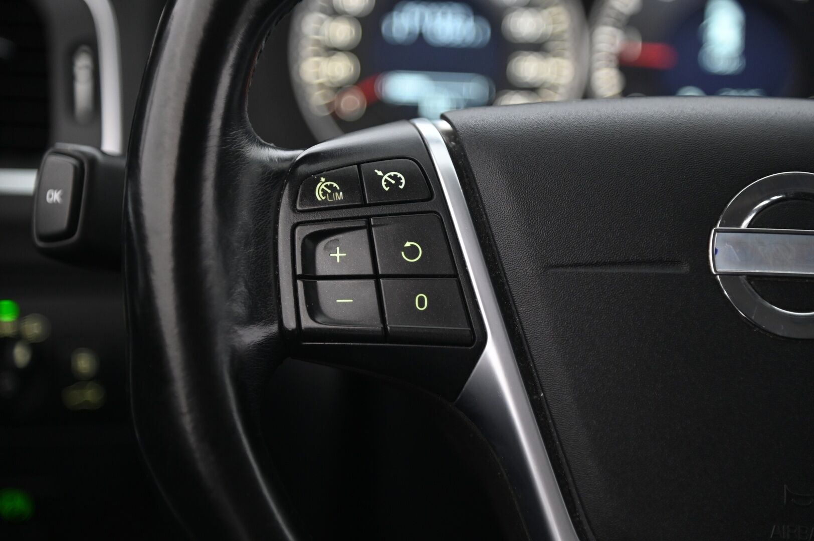 Volvo V60 2013 D2 Momentum Business aut *Webasto / Vakkari / P.tutkat* - 2xrenkaat aluvanteilla / Seuraava katsastus 09/26! - HULLU BLACKWEEK KORKOTARJOUS 2,49%