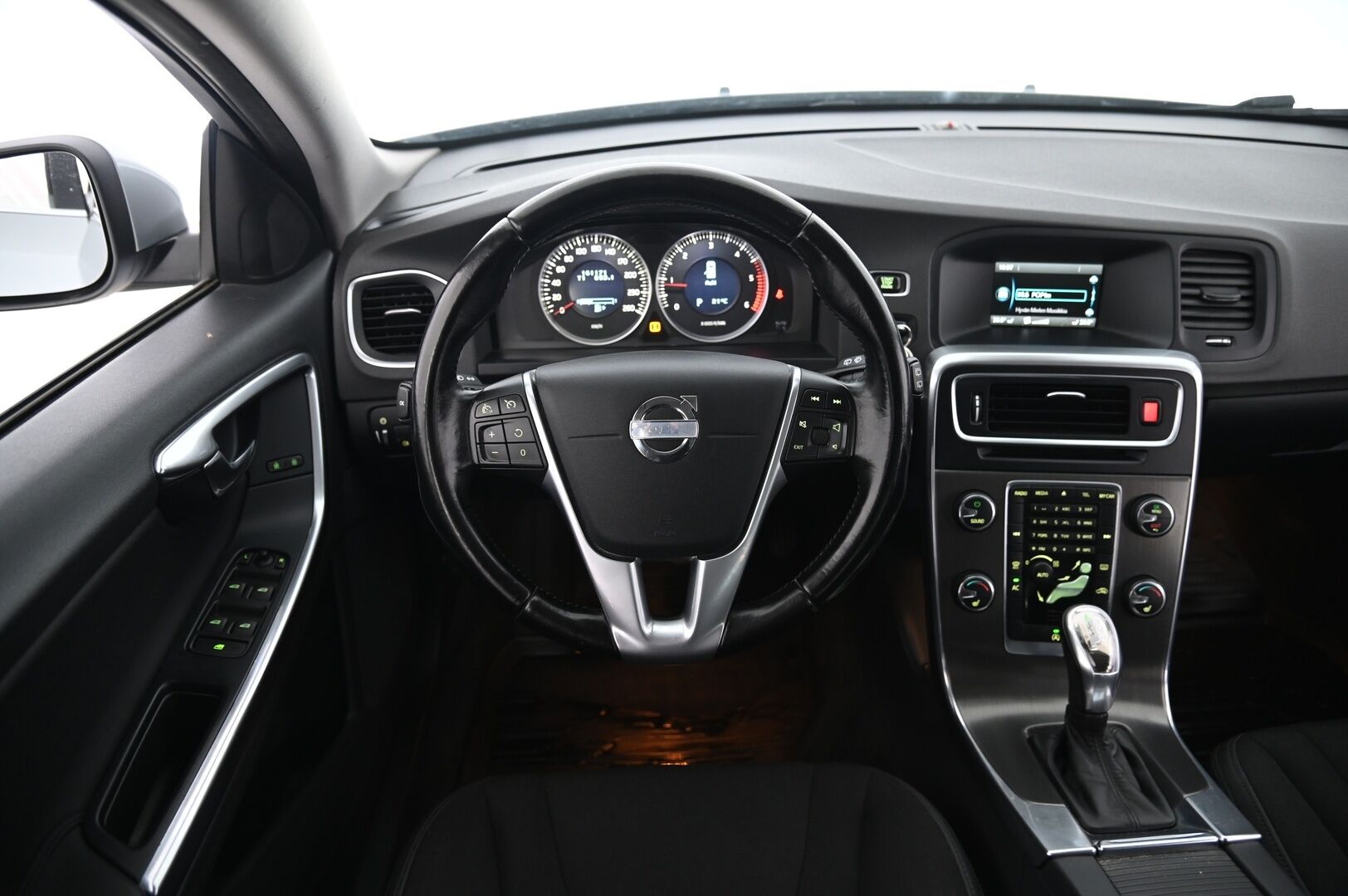 Volvo V60 2013 D2 Momentum Business aut *Webasto / Vakkari / P.tutkat* - 2xrenkaat aluvanteilla / Seuraava katsastus 09/26! - HULLU BLACKWEEK KORKOTARJOUS 2,49%