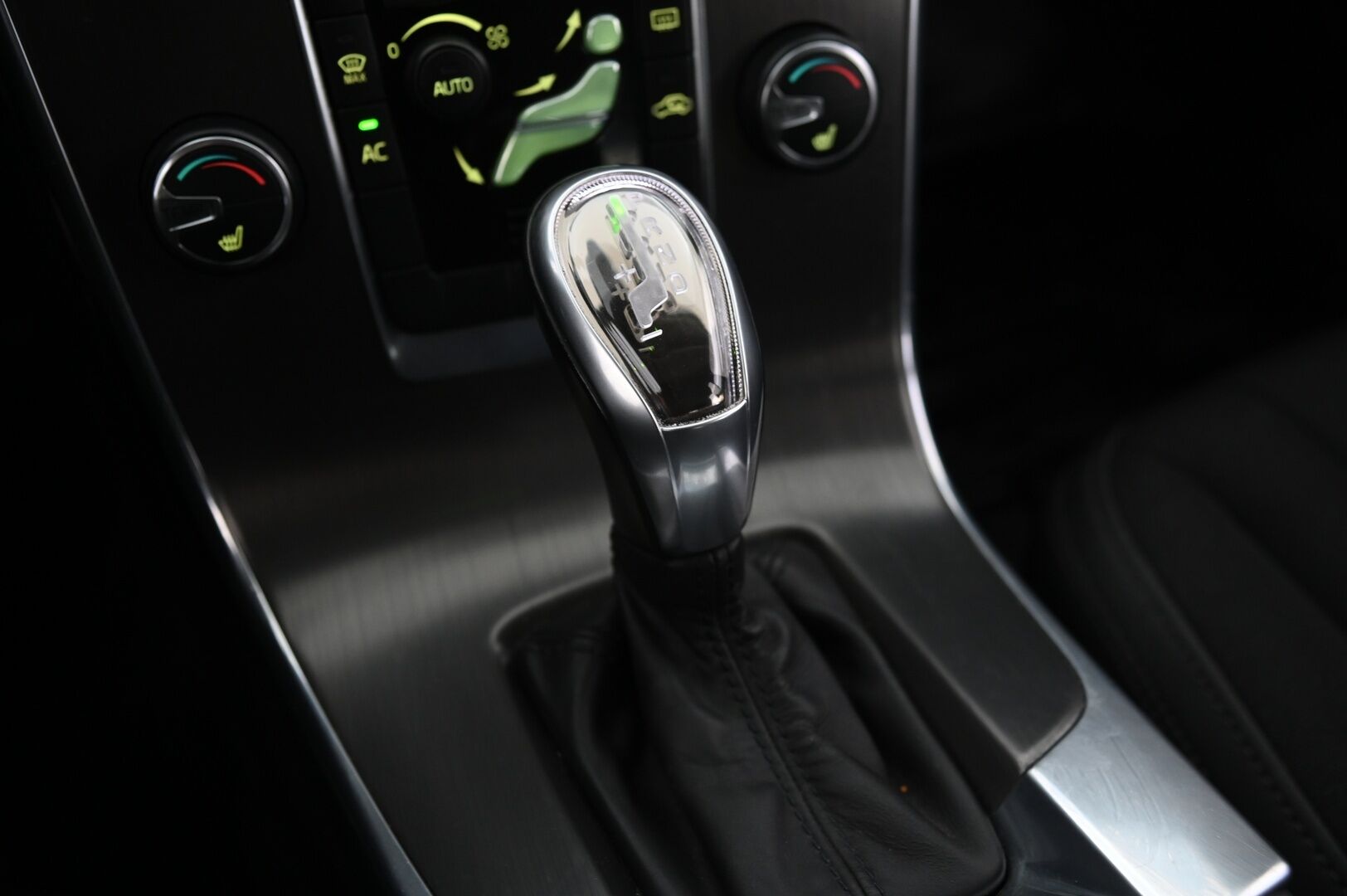 Volvo V60 2013 D2 Momentum Business aut *Webasto / Vakkari / P.tutkat* - 2xrenkaat aluvanteilla / Seuraava katsastus 09/26! - HULLU BLACKWEEK KORKOTARJOUS 2,49%