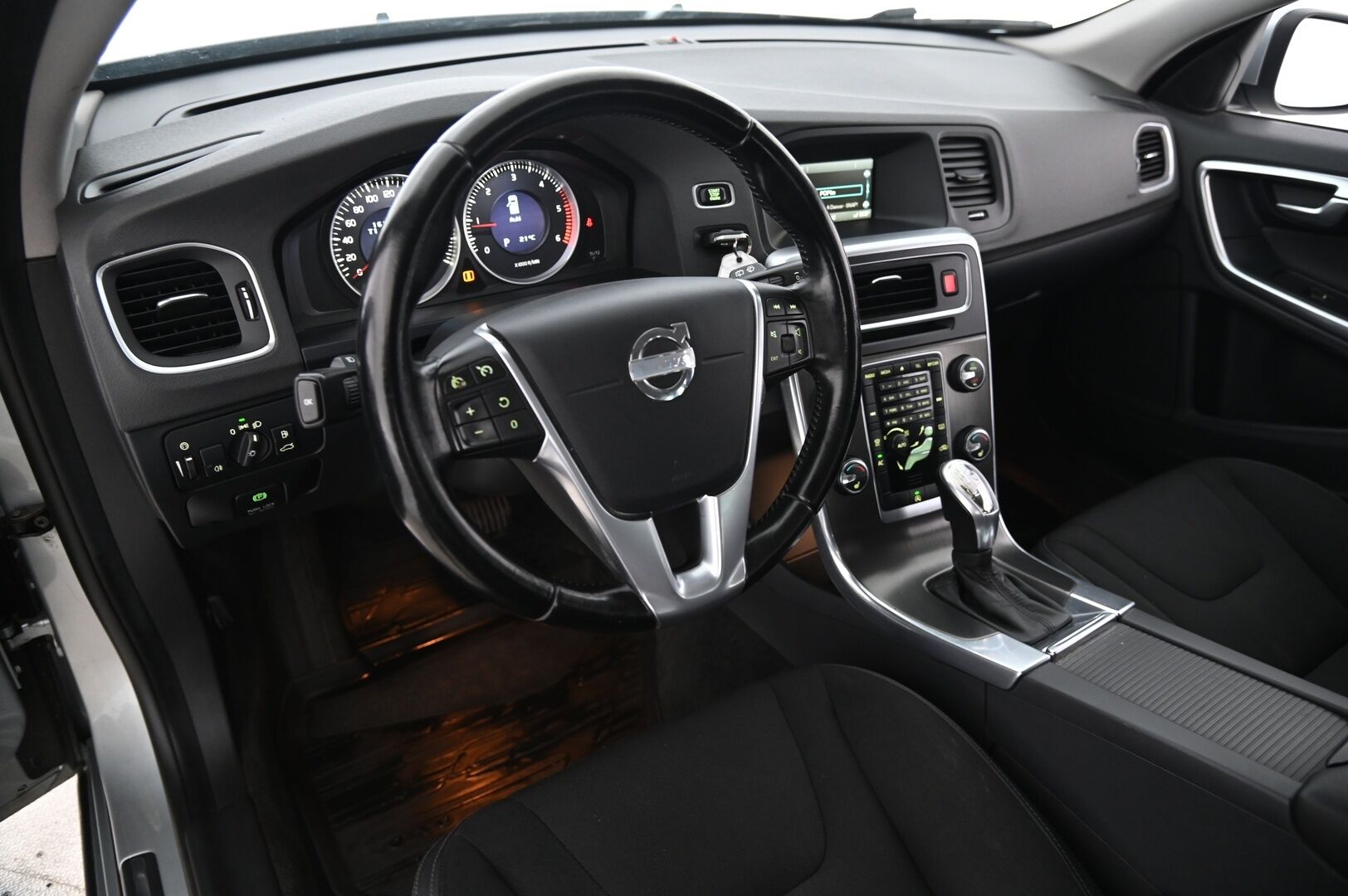 Volvo V60 2013 D2 Momentum Business aut *Webasto / Vakkari / P.tutkat* - 2xrenkaat aluvanteilla / Seuraava katsastus 09/26!