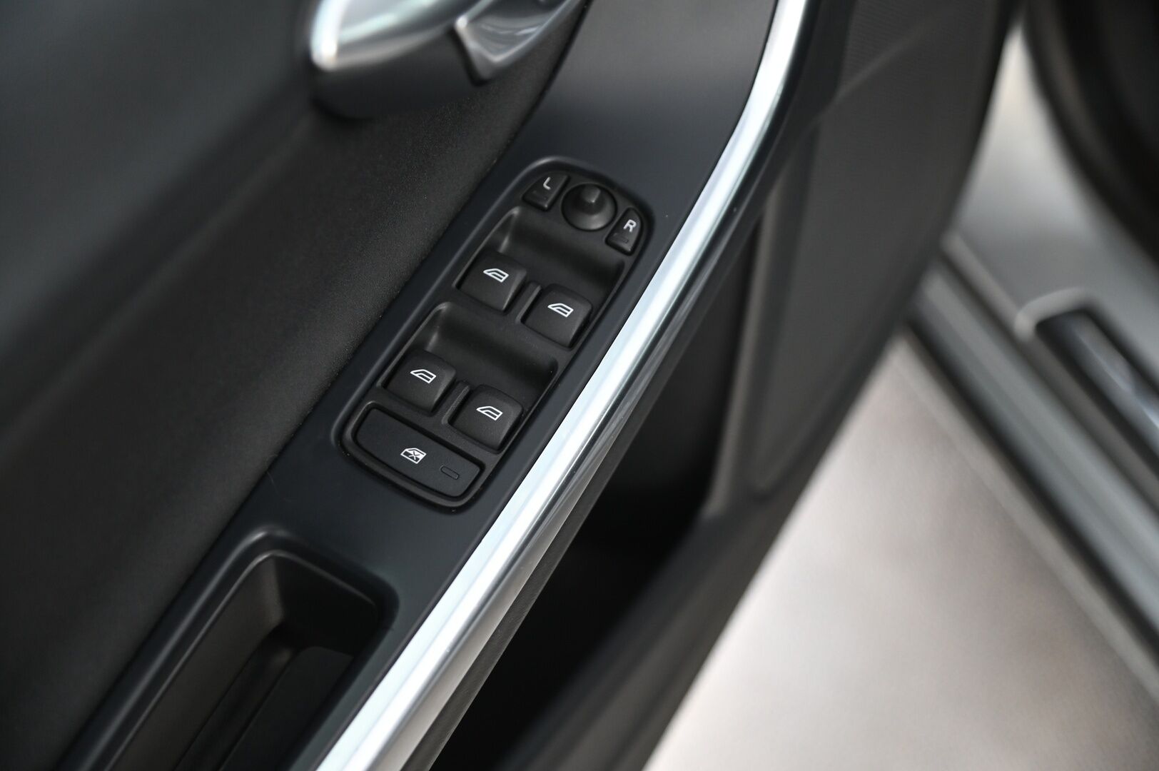 Volvo V60 2013 D2 Momentum Business aut *Webasto / Vakkari / P.tutkat* - 2xrenkaat aluvanteilla / Seuraava katsastus 09/26! - HULLU BLACKWEEK KORKOTARJOUS 2,49%