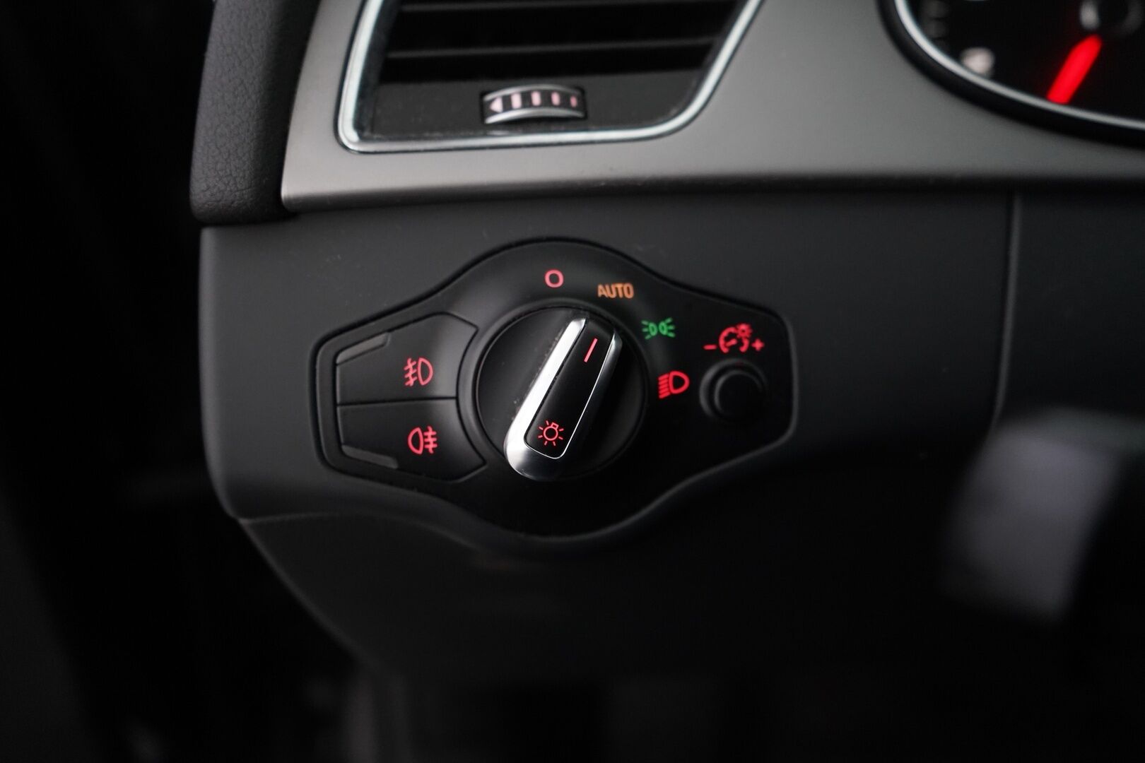 Audi A4 2013 Avant Business 1,8 TFSI 125 kW multitronic - YritysOutlet - Myydään vain yrityksille - Kahdet renkaat / Jakoketju tehty 2025 / Juuri Huollettu