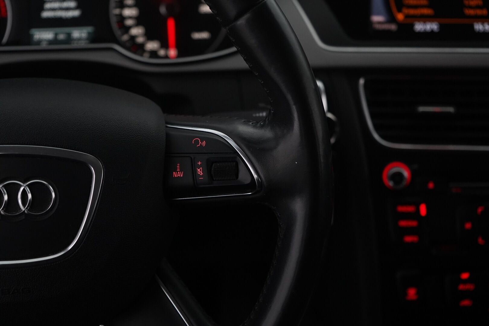 Audi A4 2013 Avant Business 1,8 TFSI 125 kW multitronic - YritysOutlet - Myydään vain yrityksille - Kahdet renkaat / Jakoketju tehty 2025 / Juuri Huollettu