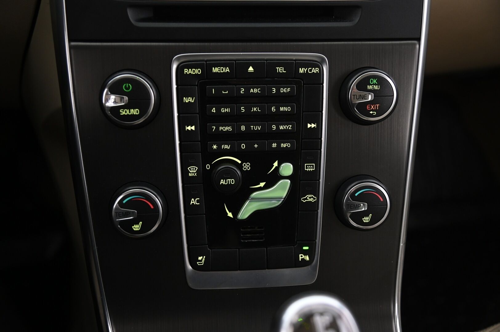 Volvo V60 2013 D5 AWD Summum Business aut *Webasto / Muistipenkki / Nahat / Koukku / Navi / Suomiauto* - 2x renkaat&alut / Huollettu 01/2026 / Takatutka / Led lisävalo