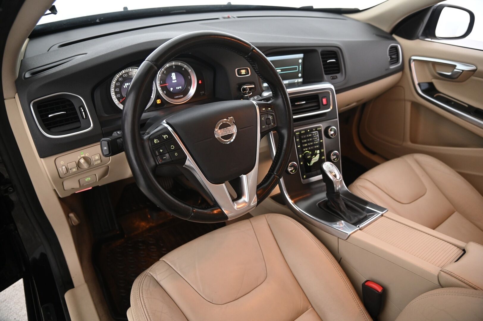 Volvo V60 2013 D5 AWD Summum Business aut *Webasto / Muistipenkki / Nahat / Koukku / Navi / Suomiauto* - 2x renkaat&alut / Huollettu 01/2026 / Takatutka / Led lisävalo