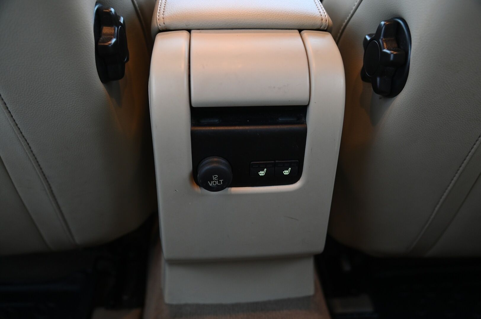 Volvo V60 2013 D5 AWD Summum Business aut *Webasto / Muistipenkki / Nahat / Koukku / Navi / Suomiauto* - 2x renkaat&alut / Huollettu 01/2026 / Takatutka / Led lisävalo