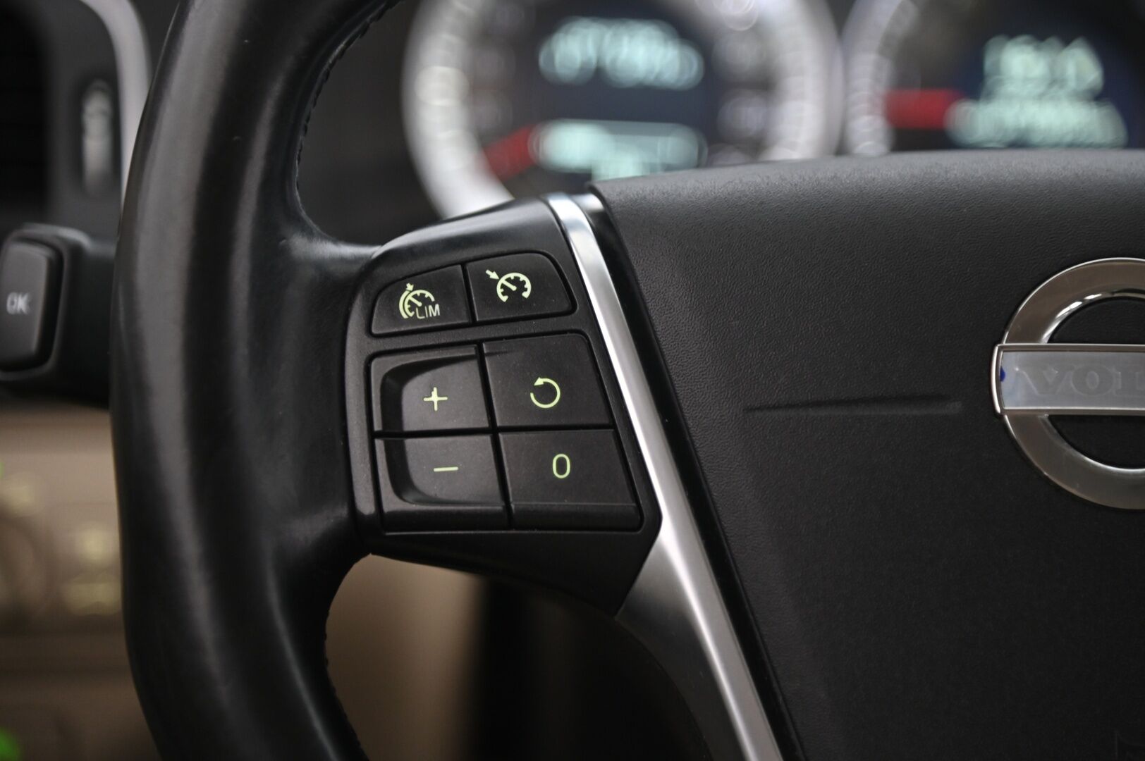 Volvo V60 2013 D5 AWD Summum Business aut *Webasto / Muistipenkki / Nahat / Koukku / Navi / Suomiauto* - 2x renkaat&alut / Huollettu 01/2026 / Takatutka / Led lisävalo