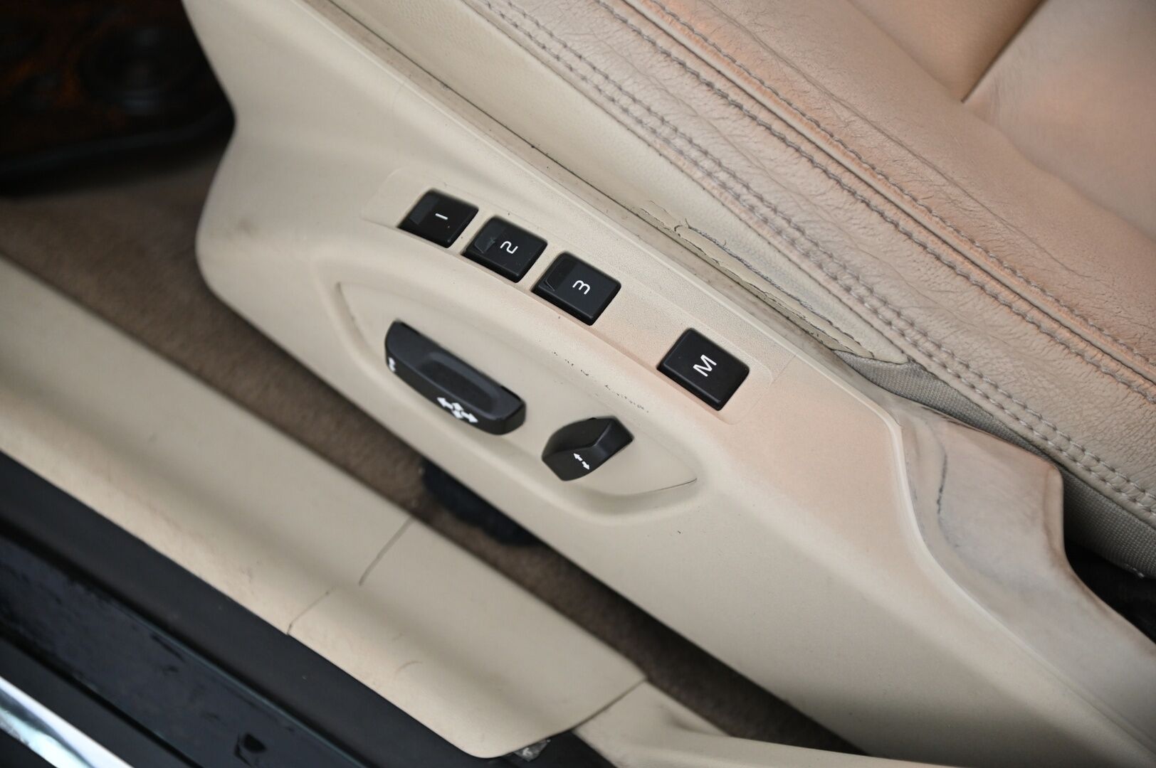 Volvo V60 2013 D5 AWD Summum Business aut *Webasto / Muistipenkki / Nahat / Koukku / Navi / Suomiauto* - 2x renkaat&alut / Huollettu 01/2026 / Takatutka / Led lisävalo