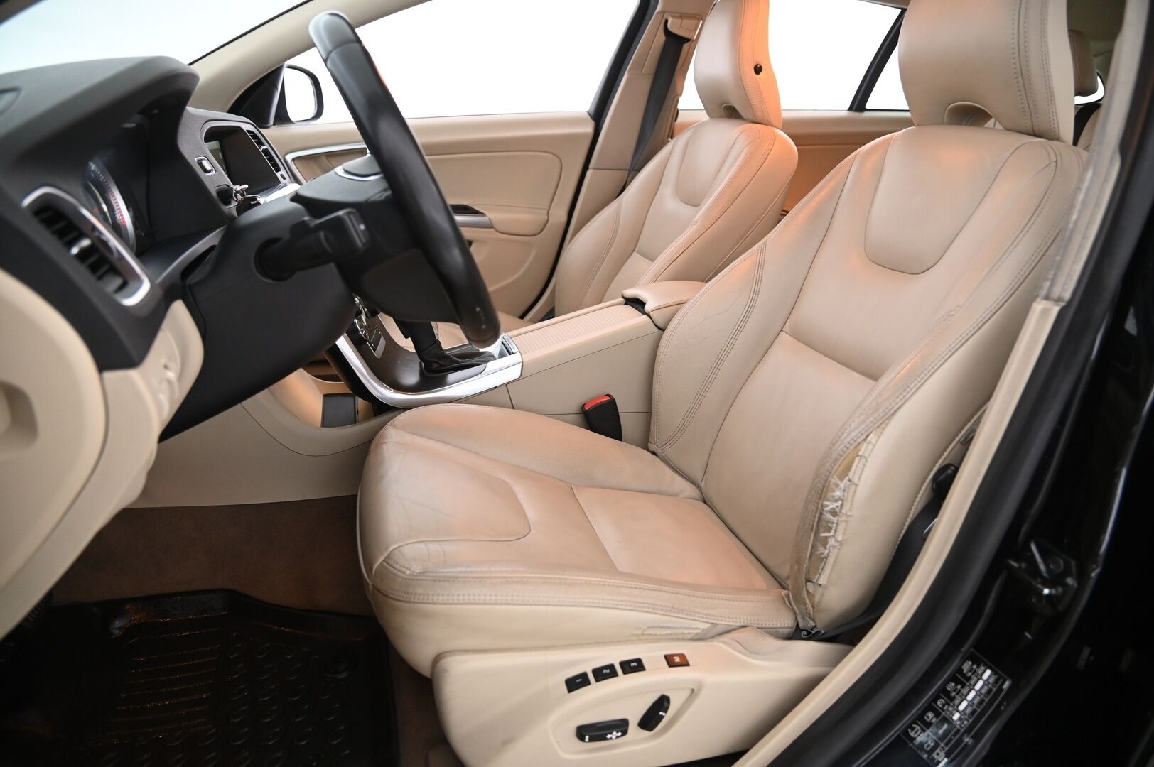 Volvo V60 2013 D5 AWD Summum Business aut *Webasto / Muistipenkki / Nahat / Koukku / Navi / Suomiauto* - 2x renkaat&alut / Huollettu 01/2026 / Takatutka / Led lisävalo