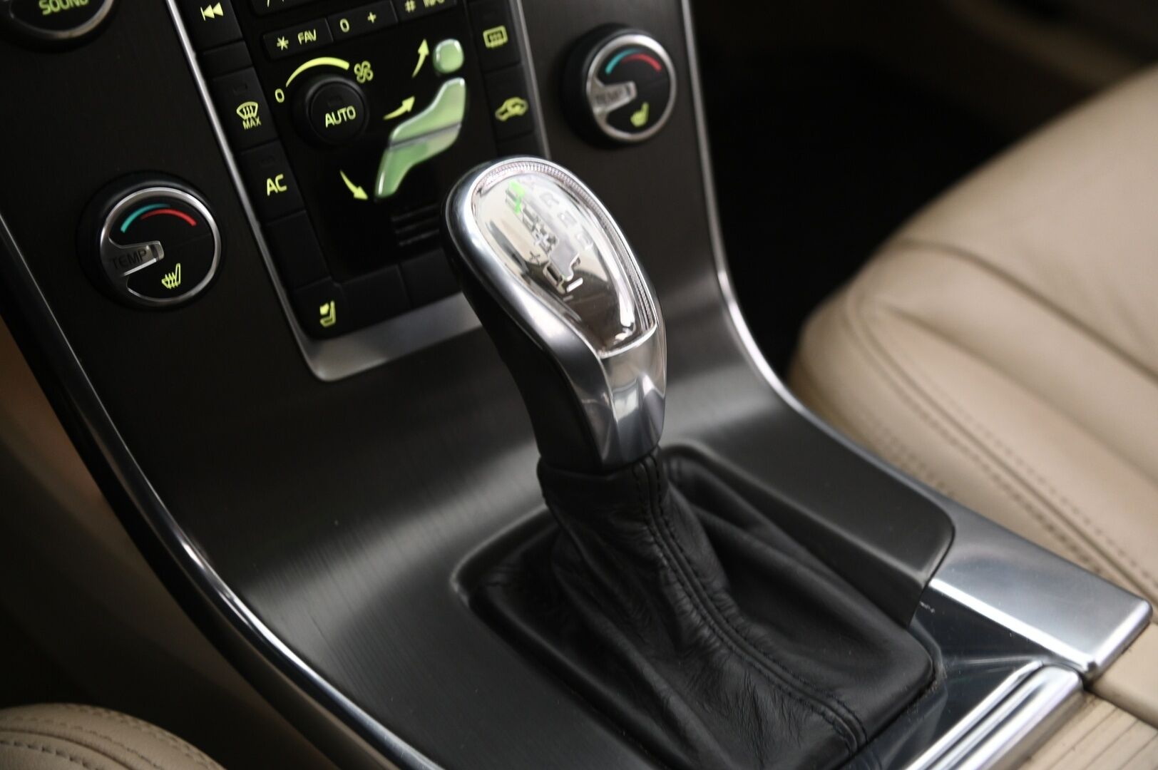 Volvo V60 2013 D5 AWD Summum Business aut *Webasto / Muistipenkki / Nahat / Koukku / Navi / Suomiauto* - 2x renkaat&alut / Huollettu 01/2026 / Takatutka / Led lisävalo