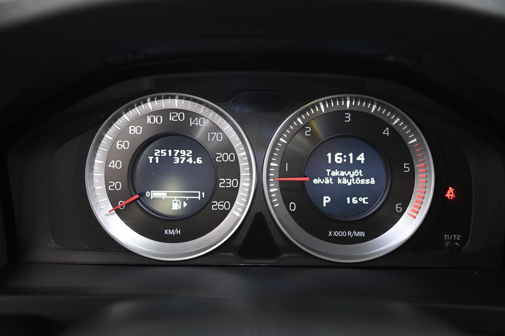 Volvo V60 2013 D5 AWD Summum Business aut *Webasto / Muistipenkki / Nahat / Koukku / Navi / Suomiauto* - 2x renkaat&alut / Huollettu 01/2026 / Takatutka / Led lisävalo
