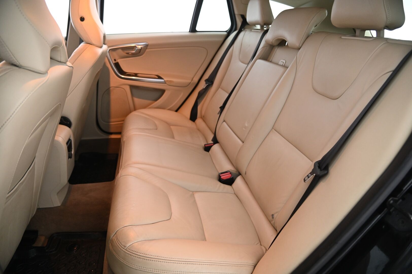 Volvo V60 2013 D5 AWD Summum Business aut *Webasto / Muistipenkki / Nahat / Koukku / Navi / Suomiauto* - 2x renkaat&alut / Huollettu 01/2026 / Takatutka / Led lisävalo