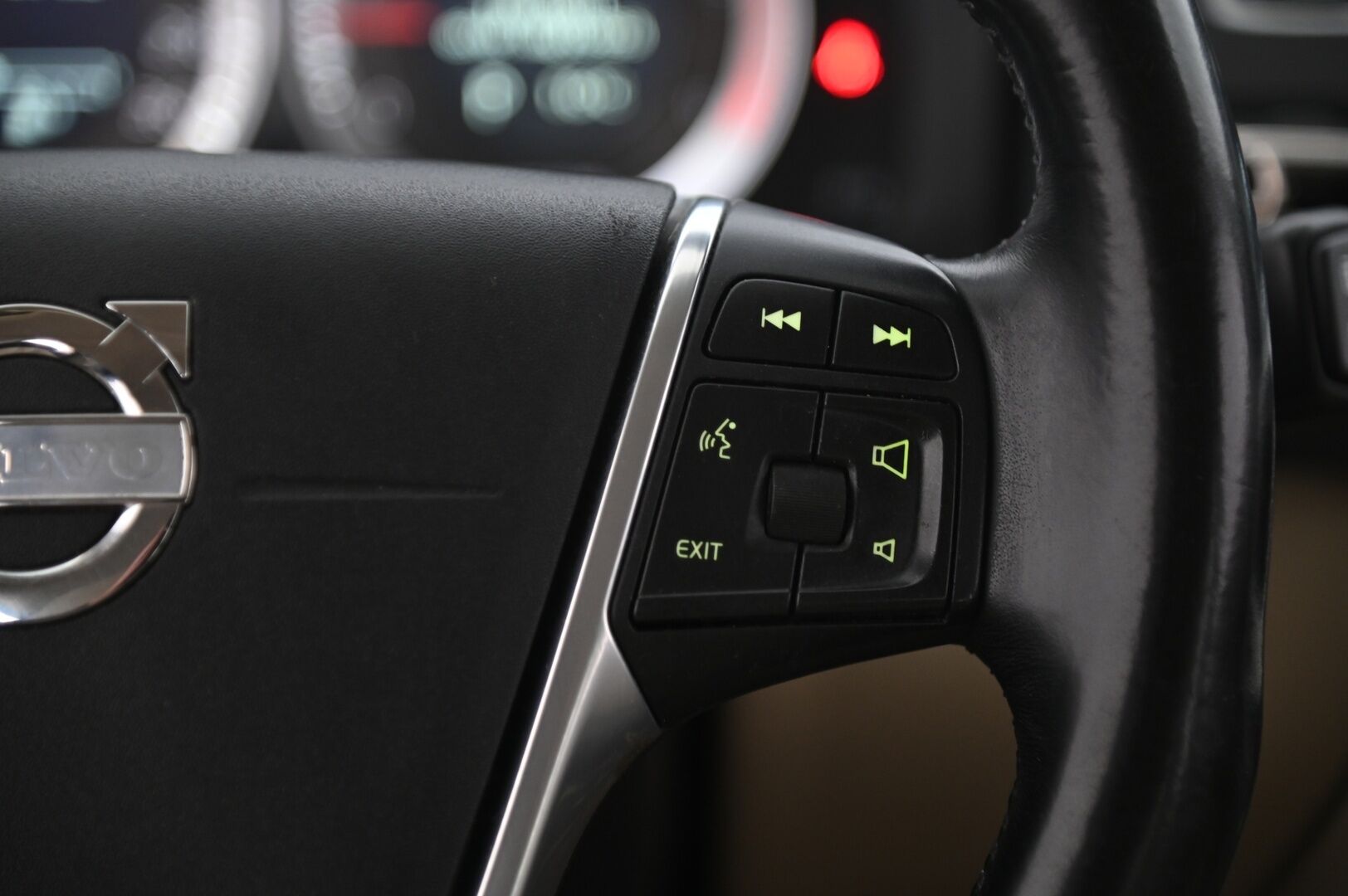 Volvo V60 2013 D5 AWD Summum Business aut *Webasto / Muistipenkki / Nahat / Koukku / Navi / Suomiauto* - 2x renkaat&alut / Huollettu 01/2026 / Takatutka / Led lisävalo