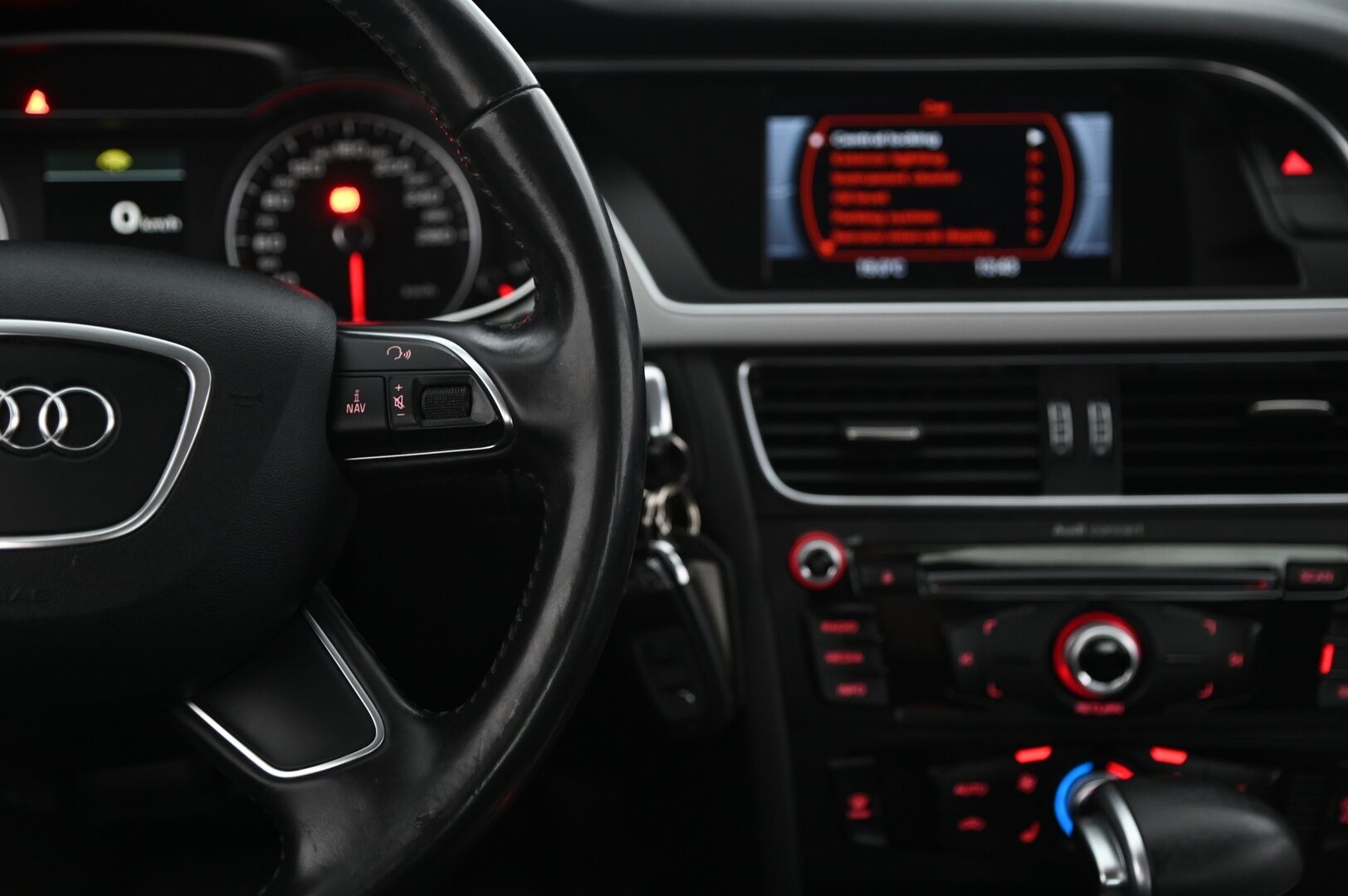 Audi A4 2013 Sedan Business 1,8 TFSI 125 kW multitronic *Lohko+sisä / Vakkari / Xenon Plus -Ajovalot / Tutkat* - *Suomi-auto / Juuri tullut / Siisti*