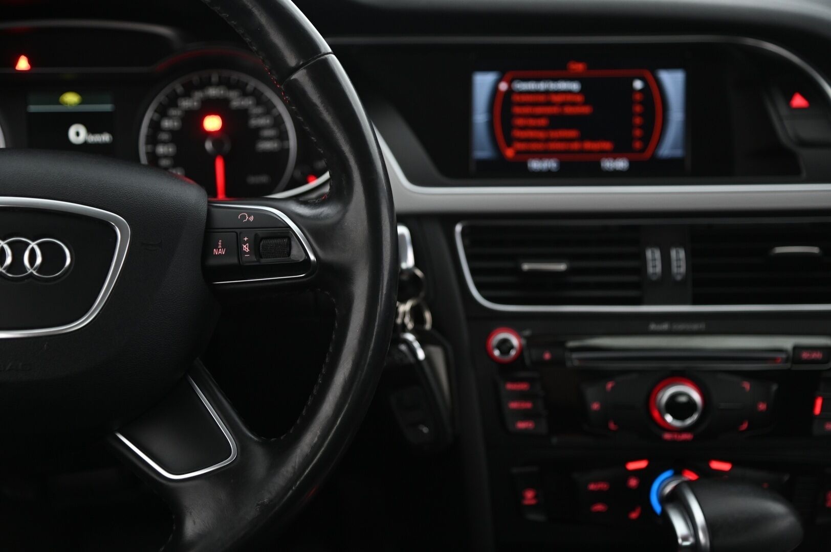 Audi A4 2013 Sedan Business 1,8 TFSI 125 kW multitronic *Lohko+sisä / Vakkari / Xenon Plus -Ajovalot / Tutkat* - *Suomi-auto / Juuri tullut / Siisti*
