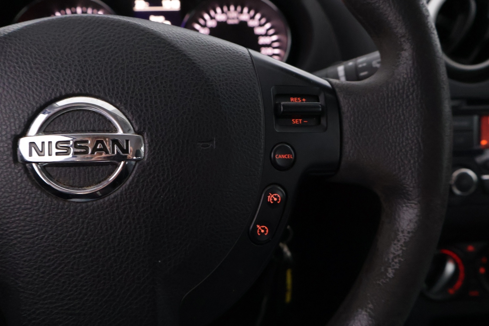 Nissan Qashqai 2013 1,6L Stop / Start System Visia 2WD 5M/T Select - YritysOutlet - Myydään vain yrityksille - Lisävalo / 2x renkaat ja vanteet hyvässä pinnassa / Poikkeuksellisen hyvän huoltohistoria! / Leimaa 08/2026 / Korilleen siisti 