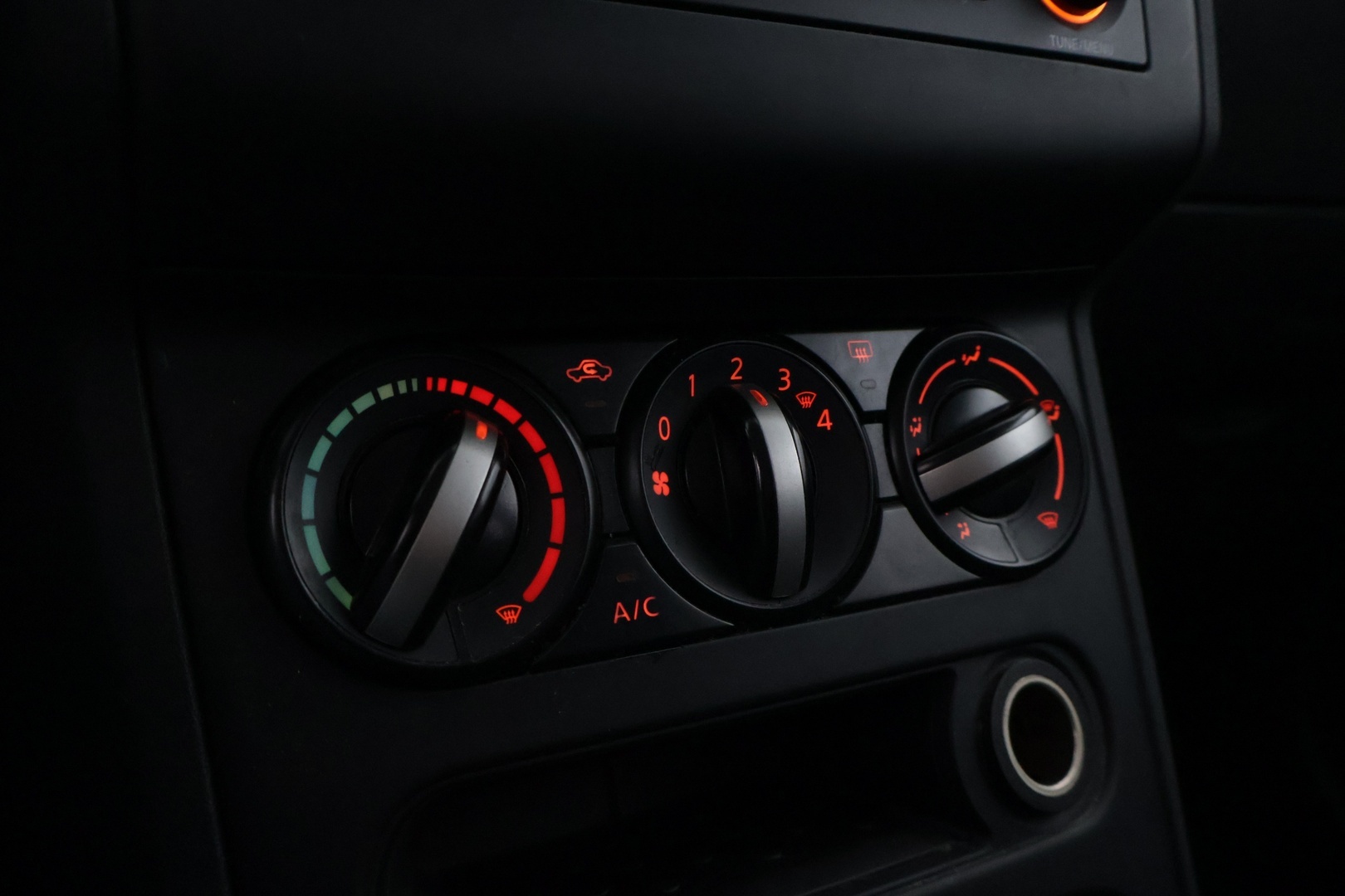 Nissan Qashqai 2013 1,6L Stop / Start System Visia 2WD 5M/T Select - YritysOutlet - Myydään vain yrityksille - Lisävalo / 2x renkaat ja vanteet hyvässä pinnassa / Poikkeuksellisen hyvän huoltohistoria! / Leimaa 08/2026 / Korilleen siisti 