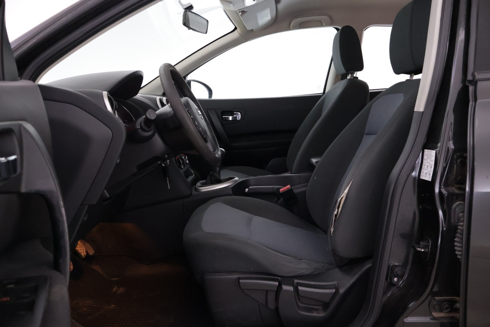 Nissan Qashqai 2013 1,6L Stop / Start System Visia 2WD 5M/T Select - YritysOutlet - Myydään vain yrityksille - Lisävalo / 2x renkaat ja vanteet hyvässä pinnassa / Poikkeuksellisen hyvän huoltohistoria! / Leimaa 08/2026 / Korilleen siisti 