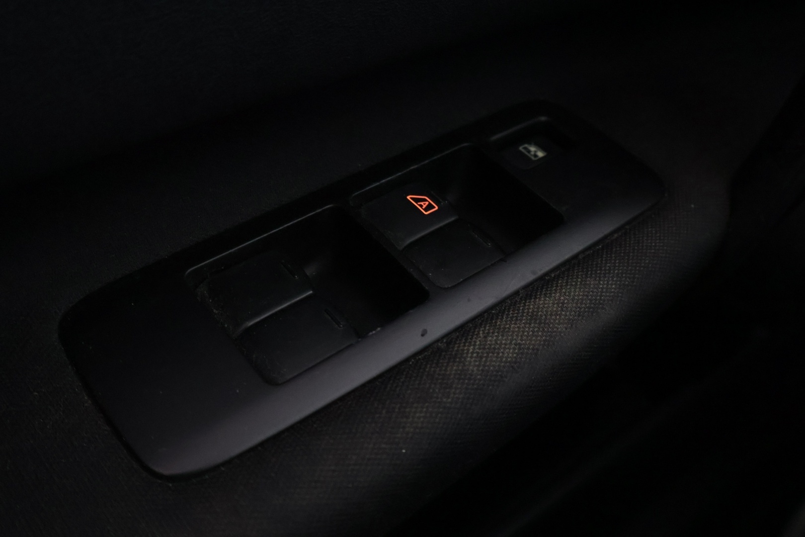 Nissan Qashqai 2013 1,6L Stop / Start System Visia 2WD 5M/T Select - YritysOutlet - Myydään vain yrityksille - Lisävalo / 2x renkaat ja vanteet hyvässä pinnassa / Poikkeuksellisen hyvän huoltohistoria! / Leimaa 08/2026 / Korilleen siisti 