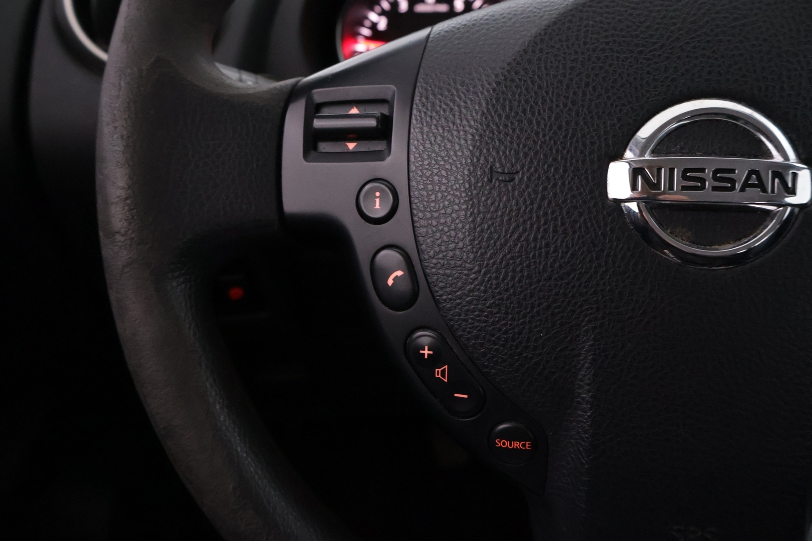 Nissan Qashqai 2013 1,6L Stop / Start System Visia 2WD 5M/T Select - YritysOutlet - Myydään vain yrityksille - Lisävalo / 2x renkaat ja vanteet hyvässä pinnassa / Poikkeuksellisen hyvän huoltohistoria! / Leimaa 08/2026 / Korilleen siisti 