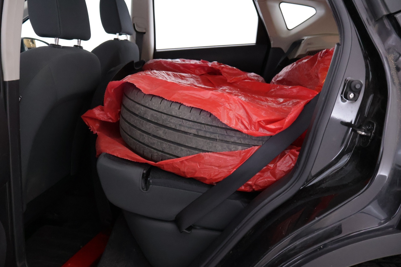 Nissan Qashqai 2013 1,6L Stop / Start System Visia 2WD 5M/T Select - YritysOutlet - Myydään vain yrityksille - Lisävalo / 2x renkaat ja vanteet hyvässä pinnassa / Poikkeuksellisen hyvän huoltohistoria! / Leimaa 08/2026 / Korilleen siisti 