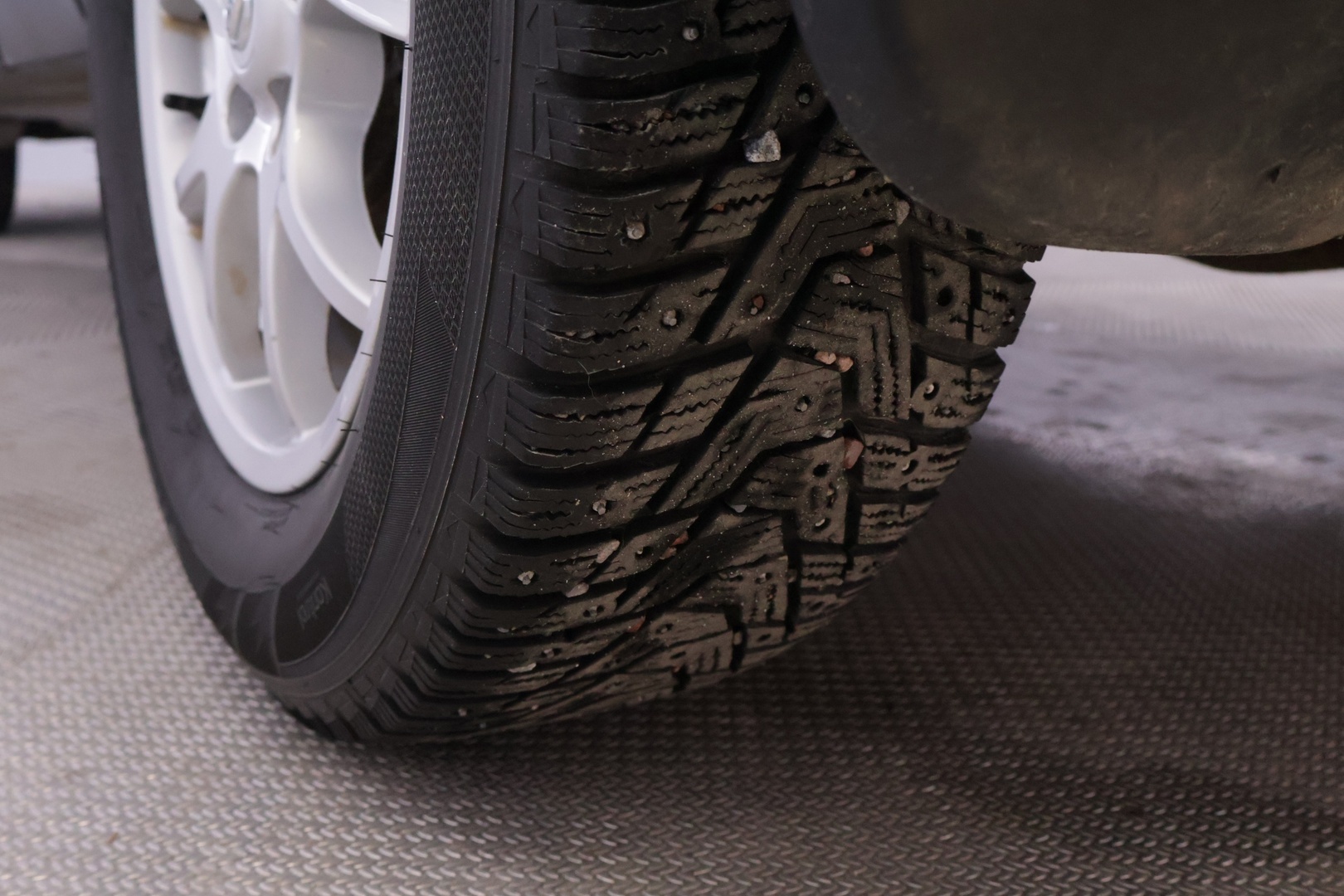 Nissan Qashqai 2013 1,6L Stop / Start System Visia 2WD 5M/T Select - YritysOutlet - Myydään vain yrityksille - Lisävalo / 2x renkaat ja vanteet hyvässä pinnassa / Poikkeuksellisen hyvän huoltohistoria! / Leimaa 08/2026 / Korilleen siisti 