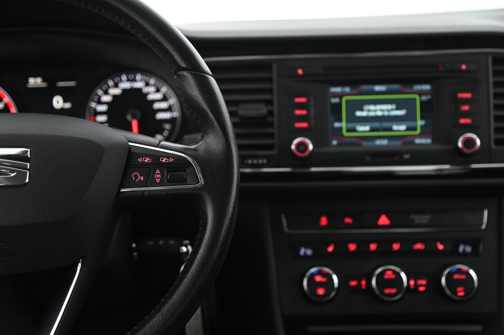 Seat Leon 2013 1,4 TSI 122 Style *Lohko sisälämmittimellä / LED / Parkkitutkat* - *Juuri saapunut / Hyvin huollettu / 2x renkaat aluvanteilla*
