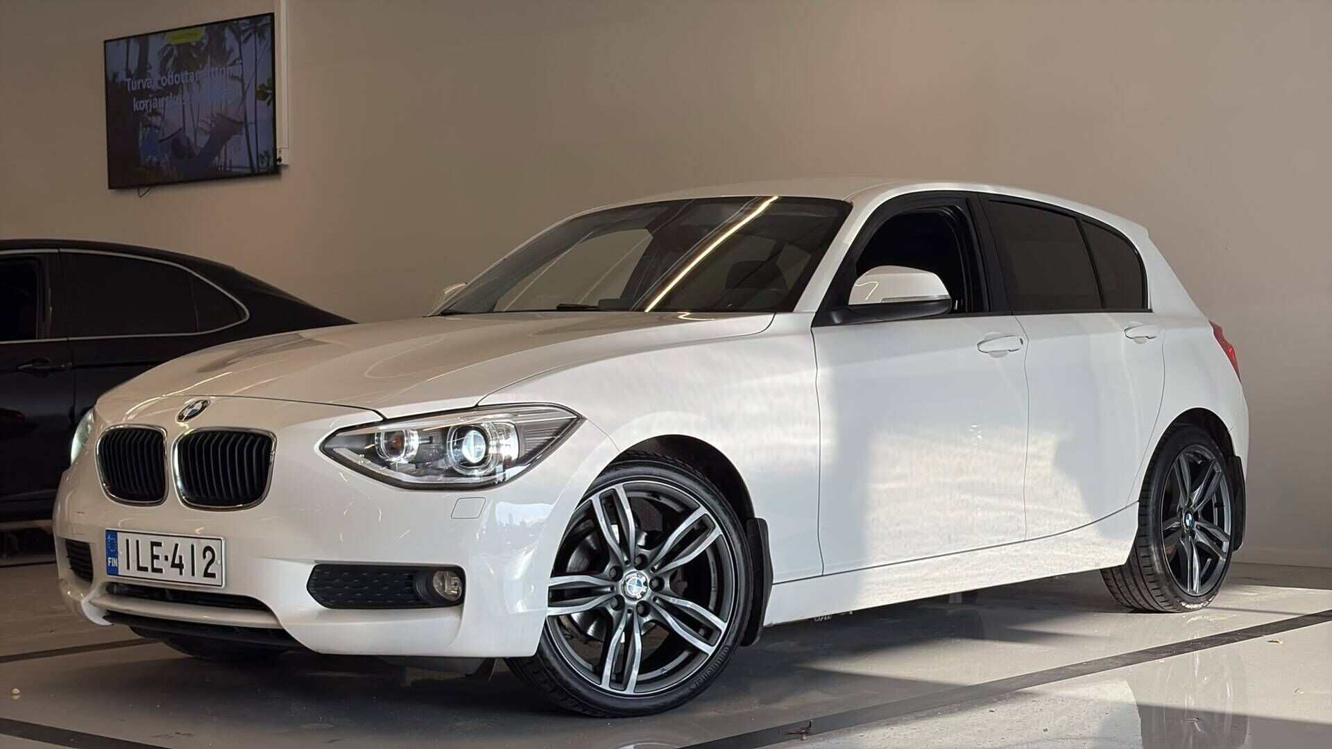 BMW 114 2013 F20 114i TwinPower Turbo Business -  Myydään huutokaupat.com| Suomi-auto | Lohkolämmitin + sisätilanlämmitin | Pysäköintitutka | Keyless | Bluetooth | Kahdet aluvanteet | Sähköinen huoltokirja 