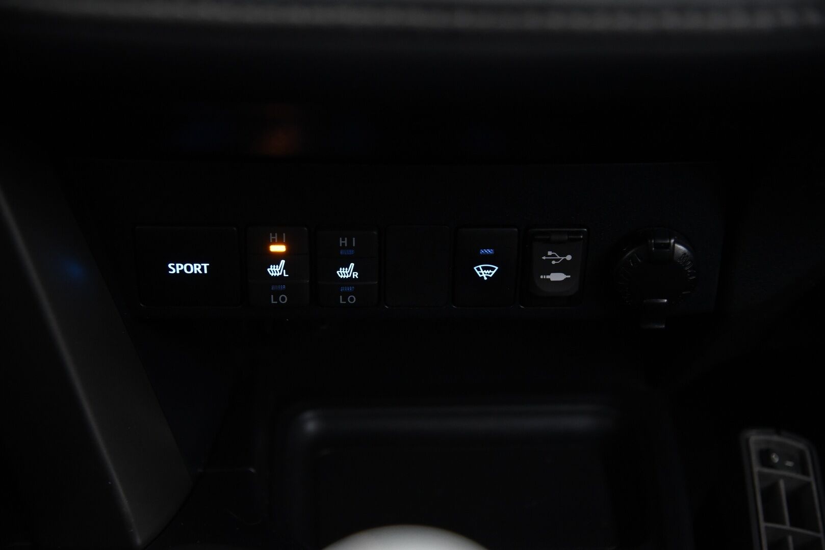 Toyota RAV4 2013 2,0 Valvematic AWD Active / YritysOutlet - Myydään vain yrityksille / - Vakkari / Navi / P-kamera / Koukku / LED-valot / Sähköluukku / Bluetooth / Lohko+puhallin / 2x renkaat /