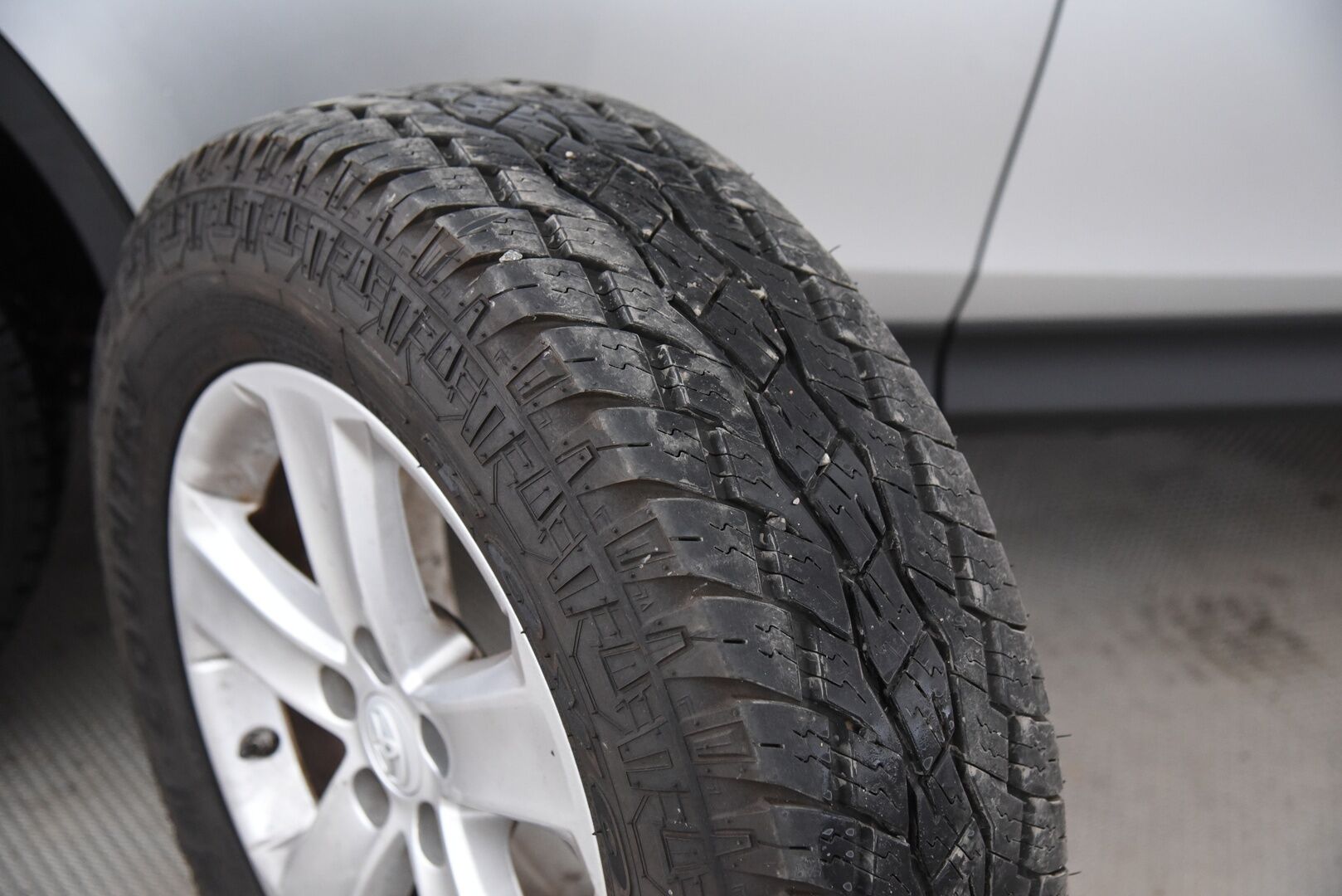 Toyota RAV4 2013 2,0 Valvematic AWD Active / YritysOutlet - Myydään vain yrityksille / - Vakkari / Navi / P-kamera / Koukku / LED-valot / Sähköluukku / Bluetooth / Lohko+puhallin / 2x renkaat /