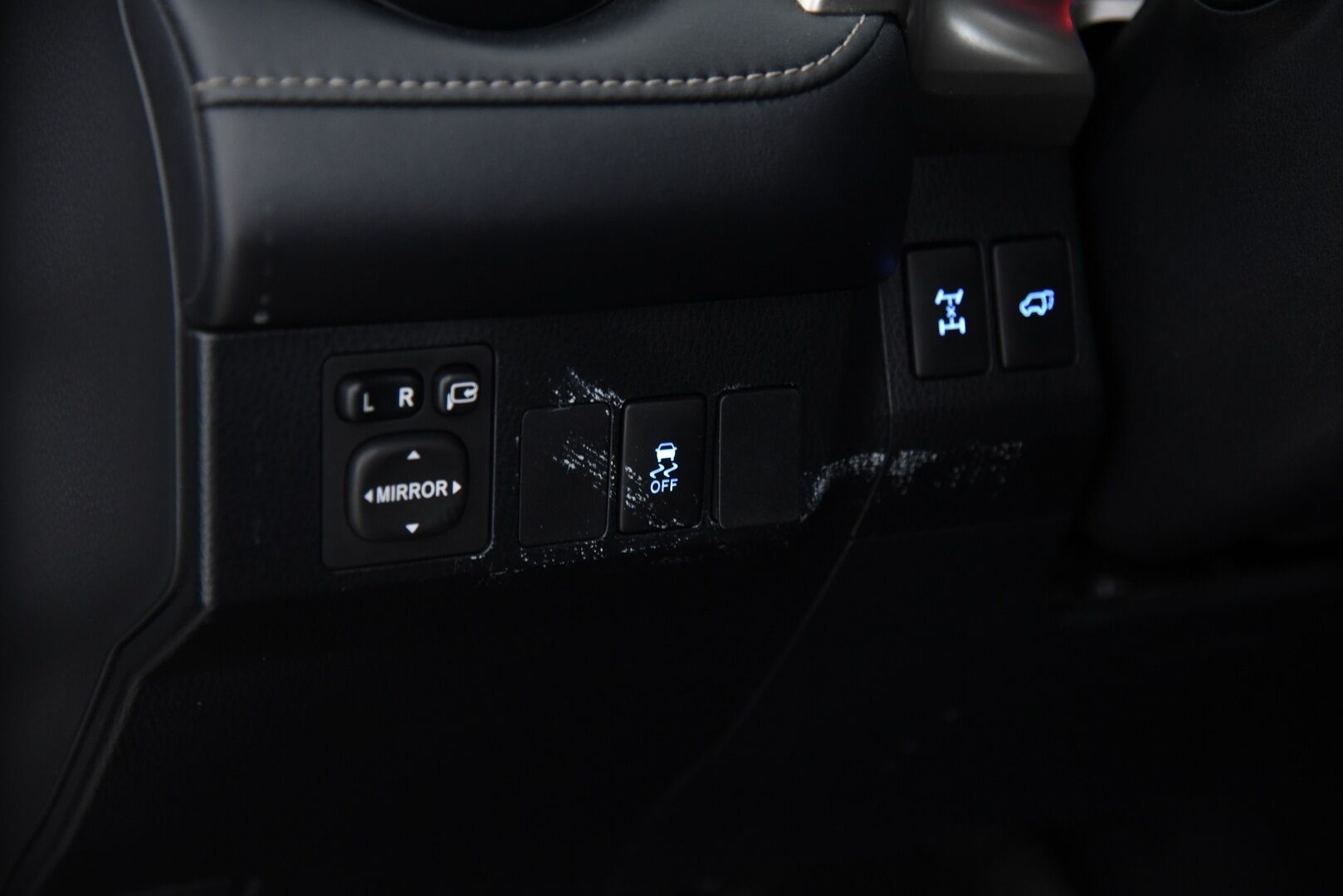 Toyota RAV4 2013 2,0 Valvematic AWD Active / YritysOutlet - Myydään vain yrityksille / - Vakkari / Navi / P-kamera / Koukku / LED-valot / Sähköluukku / Bluetooth / Lohko+puhallin / 2x renkaat /