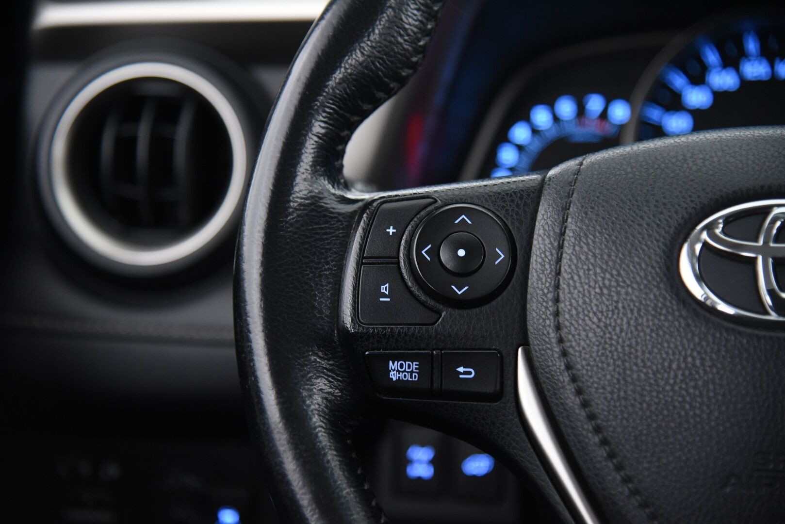 Toyota RAV4 2013 2,0 Valvematic AWD Active / YritysOutlet - Myydään vain yrityksille / - Vakkari / Navi / P-kamera / Koukku / LED-valot / Sähköluukku / Bluetooth / Lohko+puhallin / 2x renkaat /