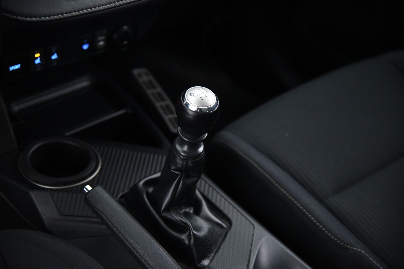 Toyota RAV4 2013 2,0 Valvematic AWD Active / YritysOutlet - Myydään vain yrityksille / - Vakkari / Navi / P-kamera / Koukku / LED-valot / Sähköluukku / Bluetooth / Lohko+puhallin / 2x renkaat /