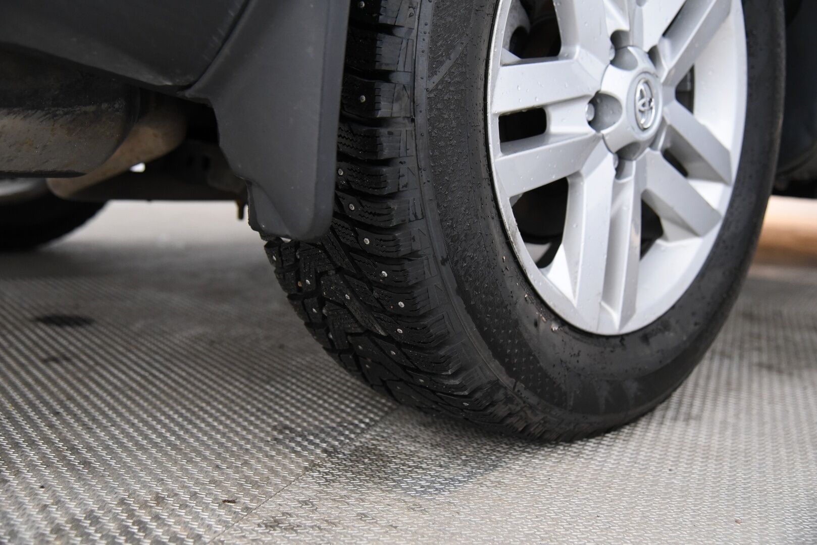 Toyota RAV4 2013 2,0 Valvematic AWD Active / YritysOutlet - Myydään vain yrityksille / - Vakkari / Navi / P-kamera / Koukku / LED-valot / Sähköluukku / Bluetooth / Lohko+puhallin / 2x renkaat /