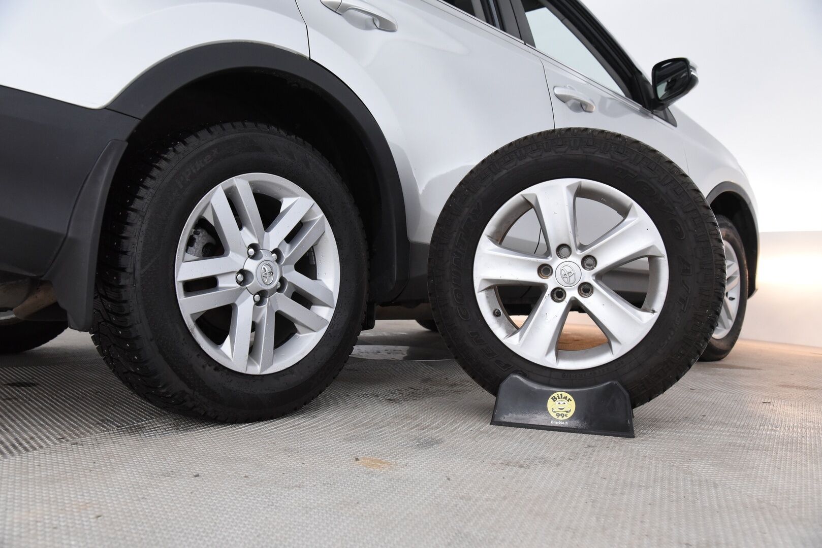 Toyota RAV4 2013 2,0 Valvematic AWD Active / YritysOutlet - Myydään vain yrityksille / - Vakkari / Navi / P-kamera / Koukku / LED-valot / Sähköluukku / Bluetooth / Lohko+puhallin / 2x renkaat /