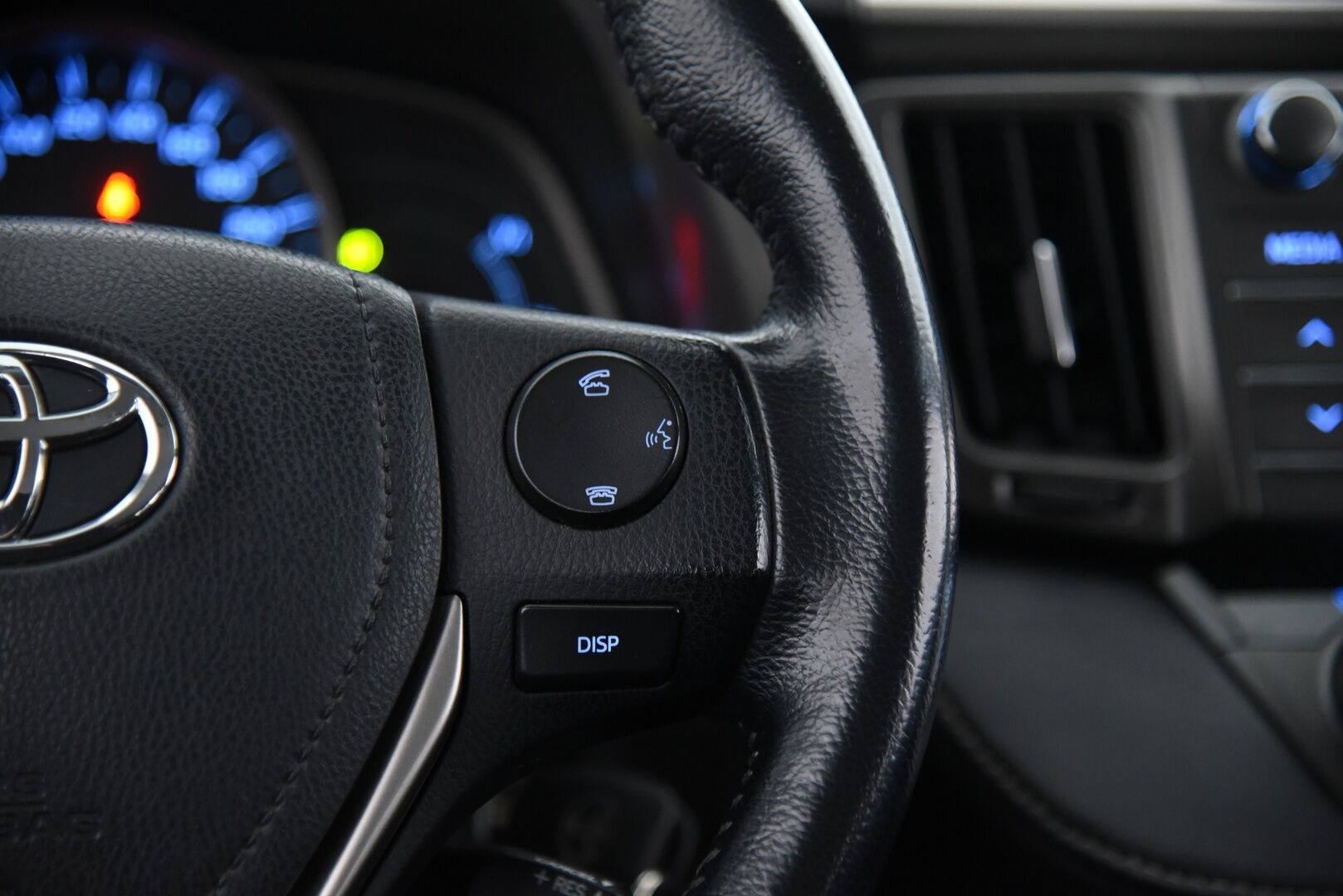 Toyota RAV4 2013 2,0 Valvematic AWD Active / YritysOutlet - Myydään vain yrityksille / - Vakkari / Navi / P-kamera / Koukku / LED-valot / Sähköluukku / Bluetooth / Lohko+puhallin / 2x renkaat /