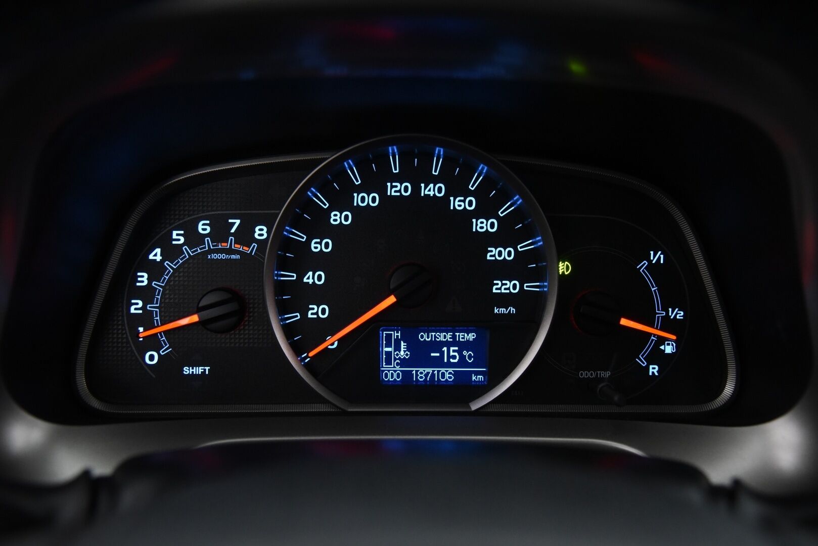 Toyota RAV4 2013 2,0 Valvematic AWD Active / YritysOutlet - Myydään vain yrityksille / - Vakkari / Navi / P-kamera / Koukku / LED-valot / Sähköluukku / Bluetooth / Lohko+puhallin / 2x renkaat /