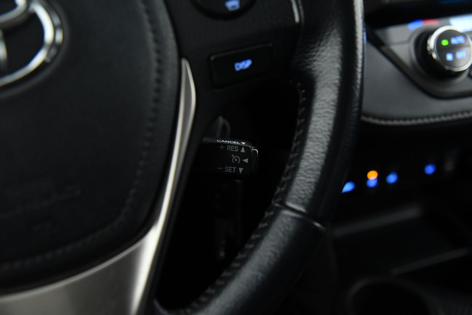 Toyota RAV4 2013 2,0 Valvematic AWD Active / YritysOutlet - Myydään vain yrityksille / - Vakkari / Navi / P-kamera / Koukku / LED-valot / Sähköluukku / Bluetooth / Lohko+puhallin / 2x renkaat /