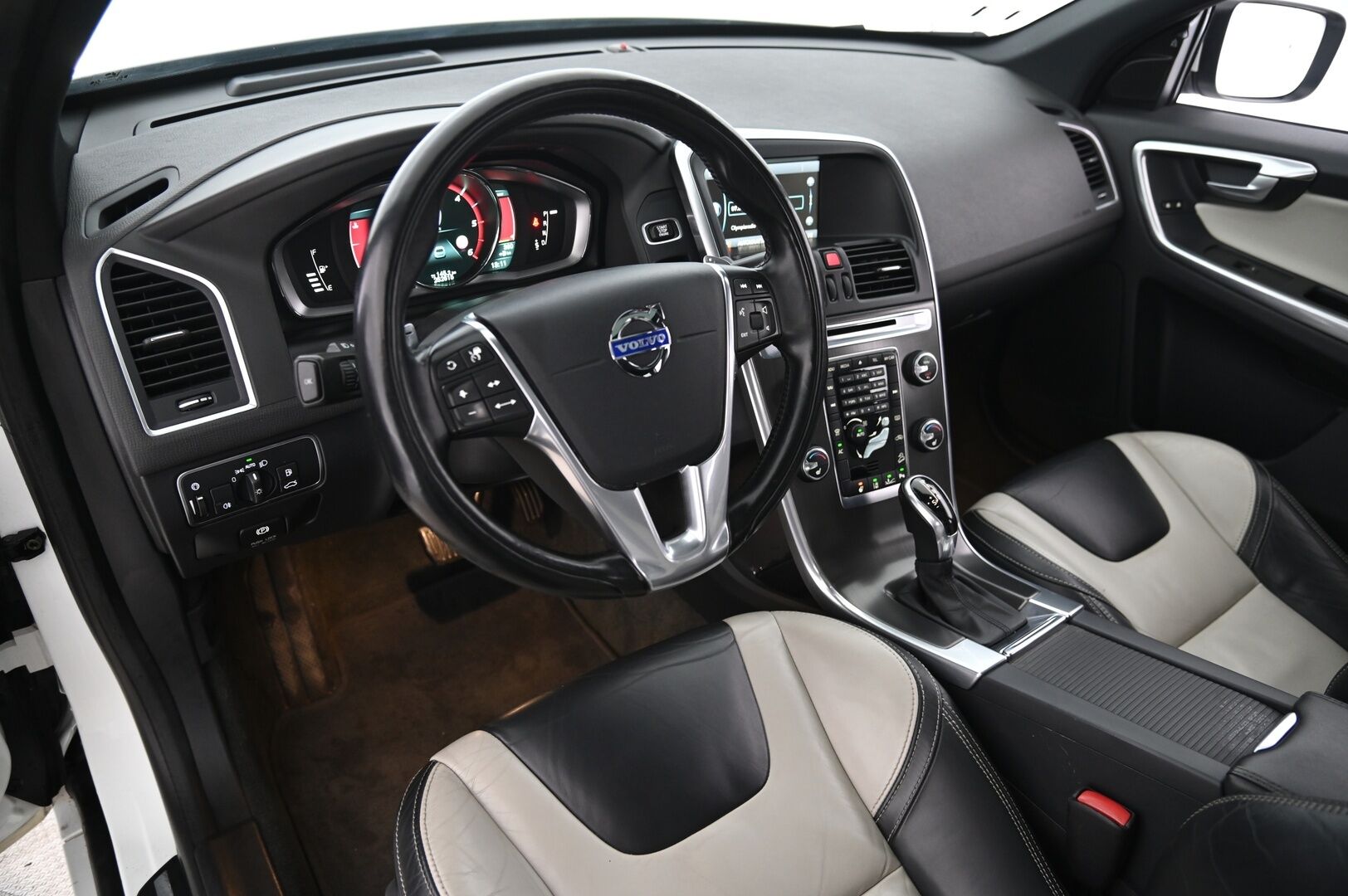 Volvo XC60 2014 D5 AWD Summum aut*ACC / Muistinahat / Panorama / Vetokoukku* - *2x renkaat&vanteet / Volvo Audio High Performance*