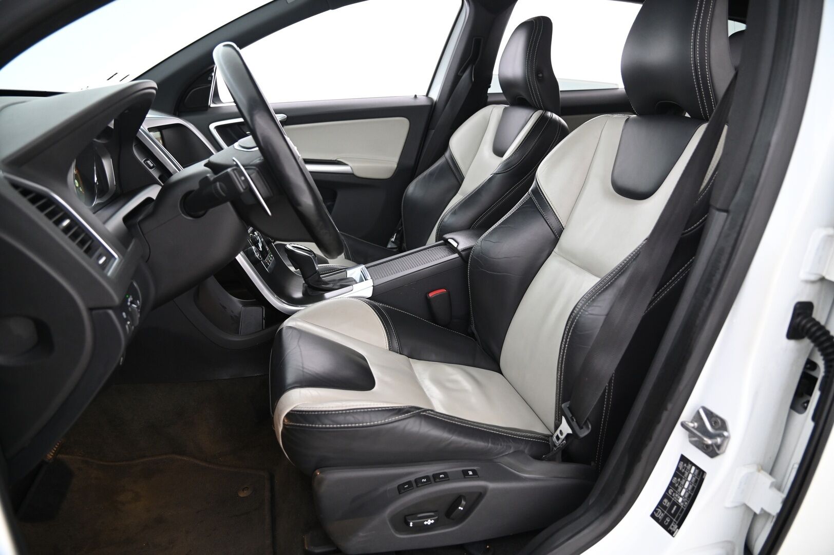 Volvo XC60 2014 D5 AWD Summum aut*ACC / Muistinahat / Panorama / Vetokoukku* - *2x renkaat&vanteet / Volvo Audio High Performance*