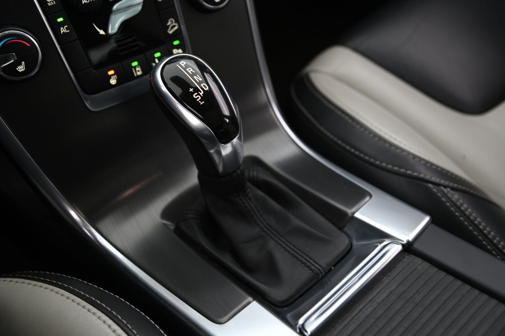 Volvo XC60 2014 D5 AWD Summum aut*ACC / Muistinahat / Panorama / Vetokoukku* - *2x renkaat&vanteet / Volvo Audio High Performance*