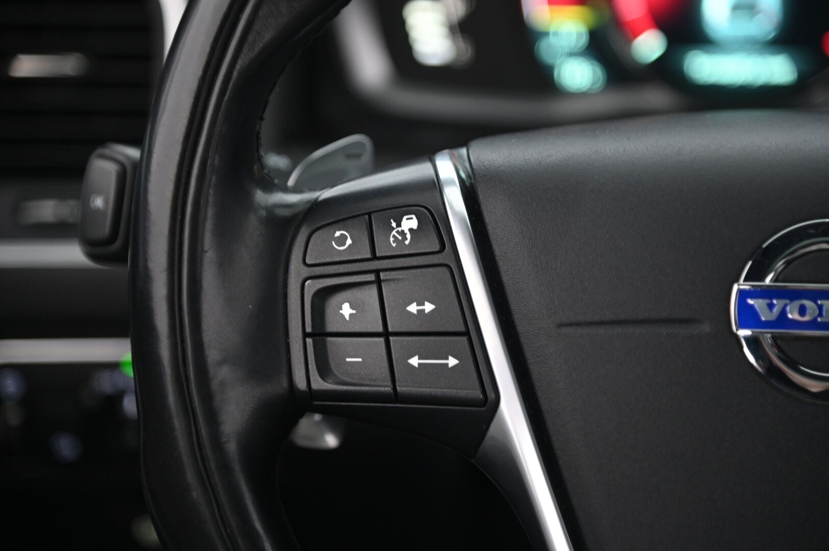 Volvo XC60 2014 D5 AWD Summum aut*ACC / Muistinahat / Panorama / Vetokoukku* - *2x renkaat&vanteet / Volvo Audio High Performance*